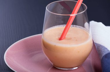 Bardak taze meyve yüzlü