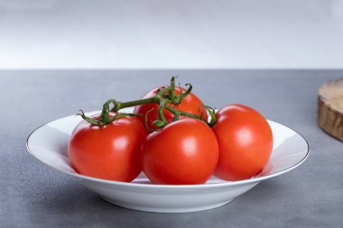 Dört kırmızı taze sulu domates