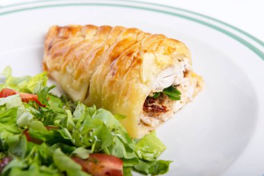 Fransız hamur işleri ile taze salata tavuk göğsü