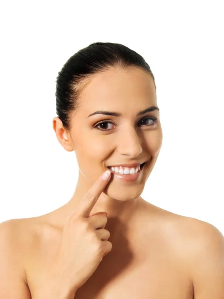 Concepto de salud dental: hermosa mujer señalando sus dientes — Foto de Stock