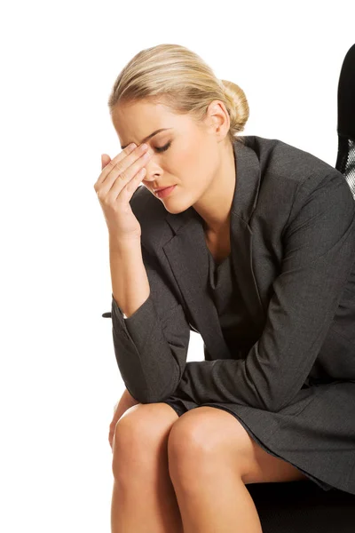 Депрессивная деловая женщина, сидящая на кресле — стоковое фото