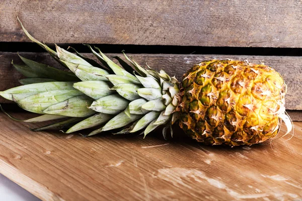 Frische saftige Ananas auf Holzbrett — Stockfoto