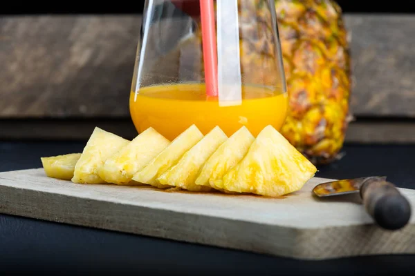 Свежий ананас и стакан с ананасовым соком — стоковое фото