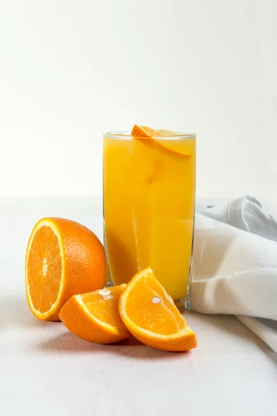 Glas Orangensaft und Orangenstücke — Stockfoto