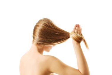 Uzun sarı insan saçı..