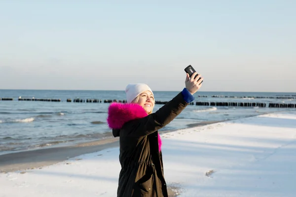 Mooie jonge tiener meisje met plezier en maken van de selfie. — Stockfoto