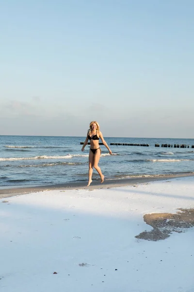 Jeune femme preapering pour la natation sur glace — Photo