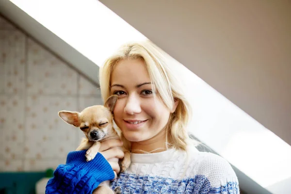 Mujer joven con perro de compañía — Foto de Stock