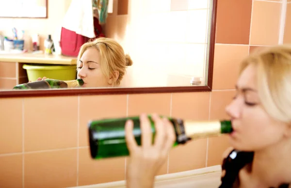 Teen woman drinking alcohol in bathtube. — Stock Photo, Image