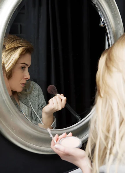 Portrait of a woman doing making up — Stock Photo, Image