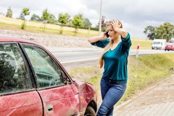 Kobieta, wybierania jej telefon po wypadku samochodowym — Zdjęcie stockowe