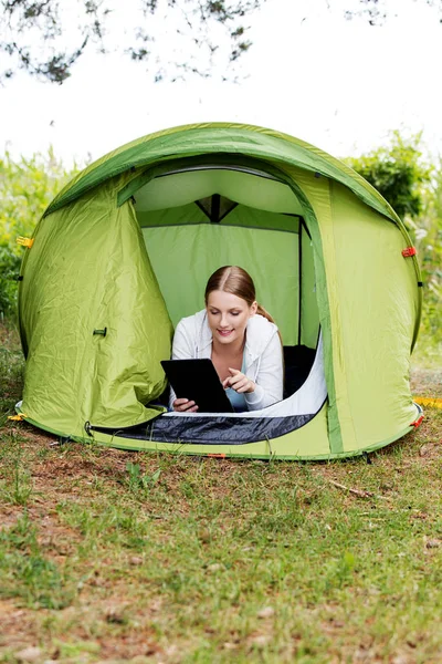 Meisje in de tent met tablet — Stockfoto
