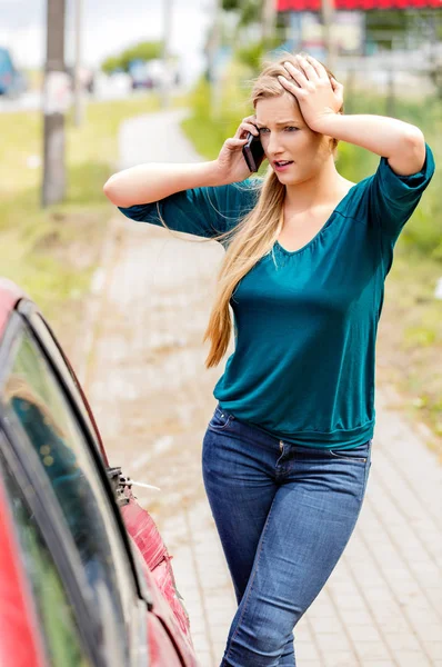 Žena vytáčení telefonu po autohavárii — Stock fotografie