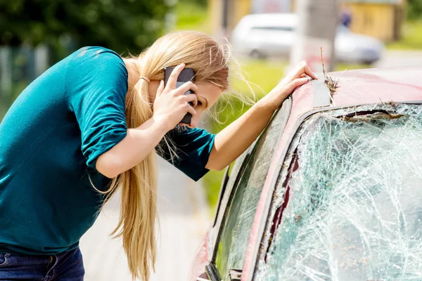 Vrouw bellen met haar telefoon na auto-ongeluk — Stockfoto