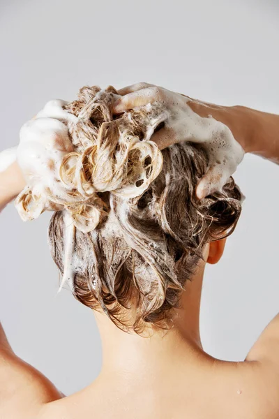 Mujer lavando su cabello rubio — Foto de Stock