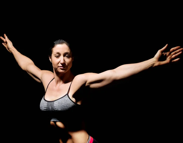 Kobieta kulturysta mięśni pokazuje jej mięśnie. — Zdjęcie stockowe