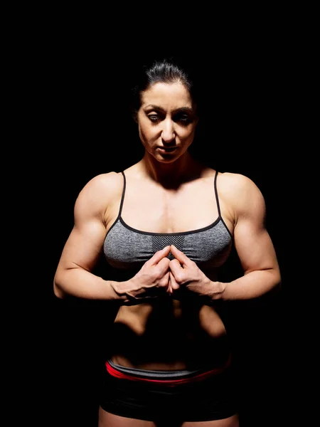 Gespierde bodybuilder vrouw tonen haar spieren. — Stockfoto