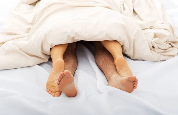 Parejas pies en la cama . — Foto de Stock