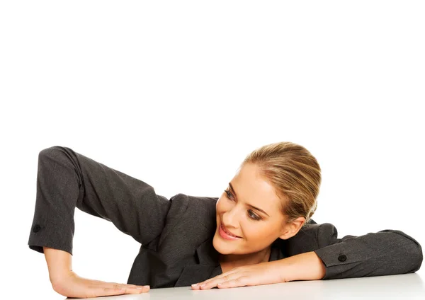 Zakenvrouw onder het Bureau en de daarop gebaseerde — Stockfoto