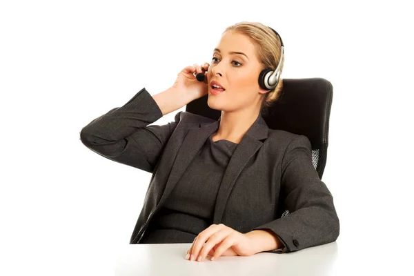 Call center vrouw zitten aan de balie — Stockfoto