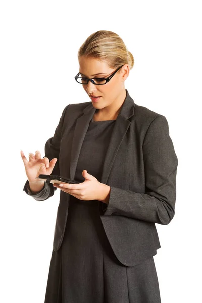 Affärskvinna skickar ett meddelande — Stockfoto