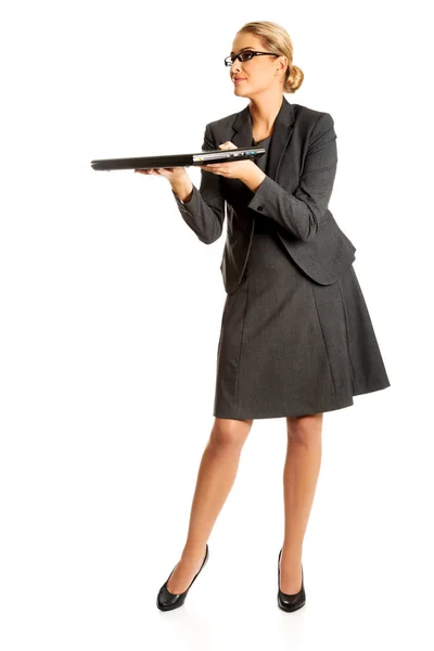 Geschäftsfrau steht und hält einen Laptop — Stockfoto
