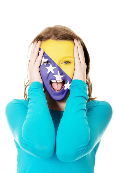 Kadının yüzündeki Bosna-Hersek bayrağı. — Stok fotoğraf