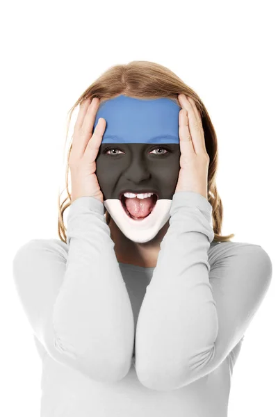 Mulher com bandeira da Estônia no rosto . — Fotografia de Stock