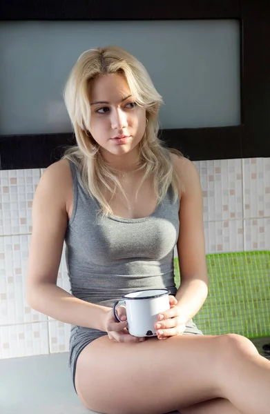 Vrouw drinken koffie of thee in oude mok — Stockfoto