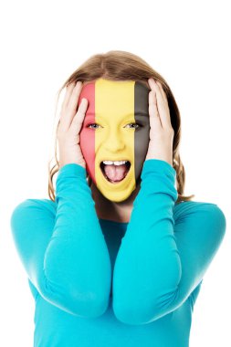 Belçika bayrağı yüzündeki kadınla.