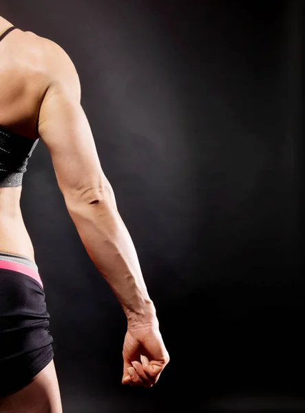 Kasları gösterilen kas vücut geliştirmeci kadın. — Stok fotoğraf