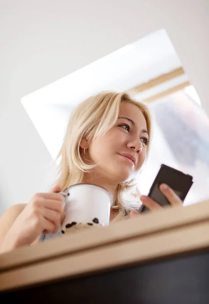 Tiener meisje met mobiele telefoon thuis — Stockfoto