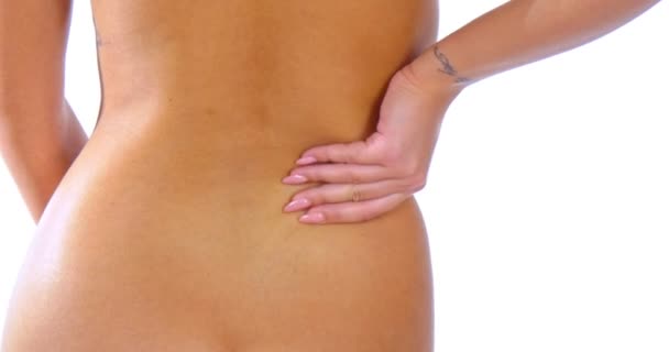 Junge Frau Massiert Ihren Rücken Wegen Rückenschmerzen Rückansicht Von Frauen — Stockvideo