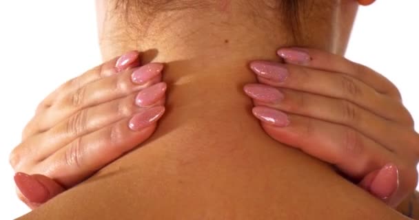 Mujer tiene dolor de cuello y masajea su cuello — Vídeo de stock