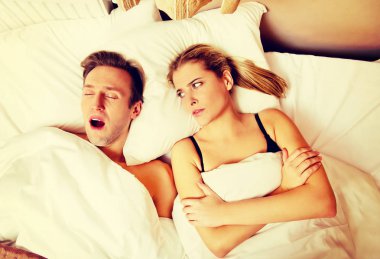 Çift yatakta, adam kadını cant uyku horlama