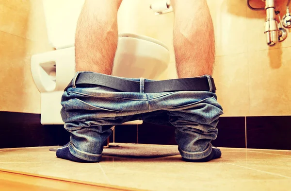 Man plassen in het toilet thuis — Stockfoto