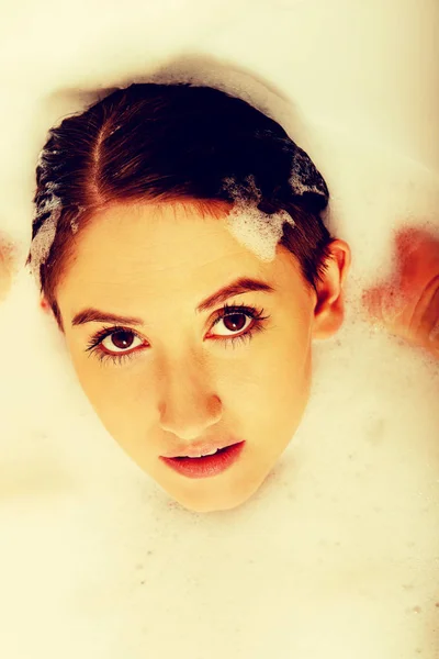 年轻女人洗澡洗头 — 图库照片