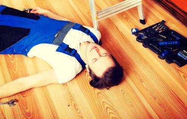 Genç tamirci merdivenden düştü ve yere yattı.