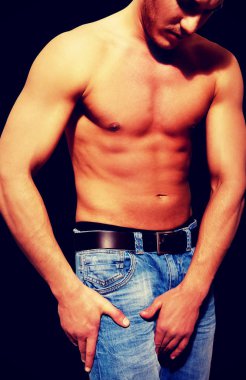 Kas gövde ile genç atletik erkek