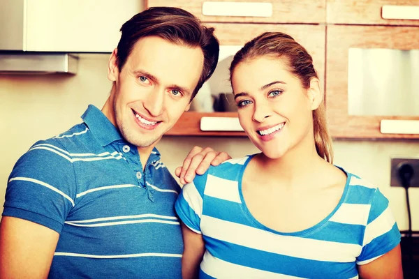 Adorável jovem casal de pé na cozinha — Fotografia de Stock