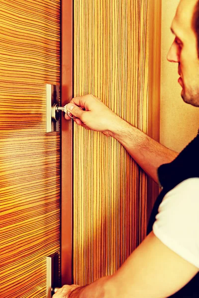 Joven regresando o saliendo de casa — Foto de Stock