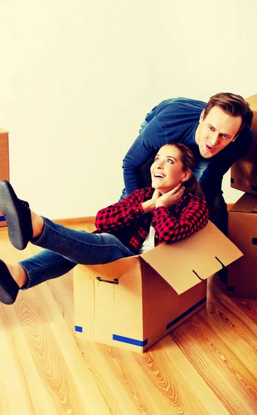 Lyckligt par har kul i nytt hem — Stockfoto