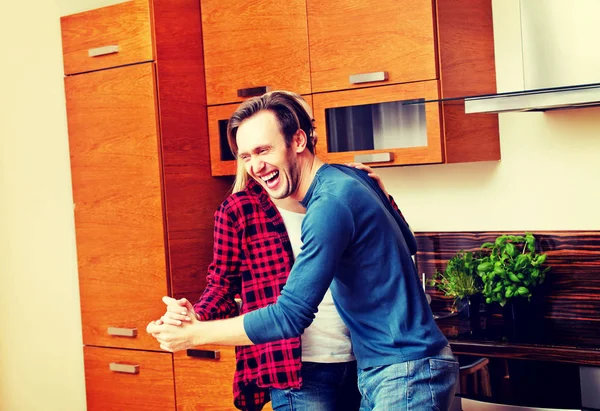 Νεαρό ζευγάρι χορεύει και διασκεδάζει στην κουζίνα — Φωτογραφία Αρχείου