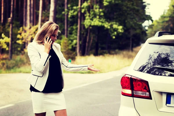 Mujer joven con coche roto pidiendo ayuda —  Fotos de Stock