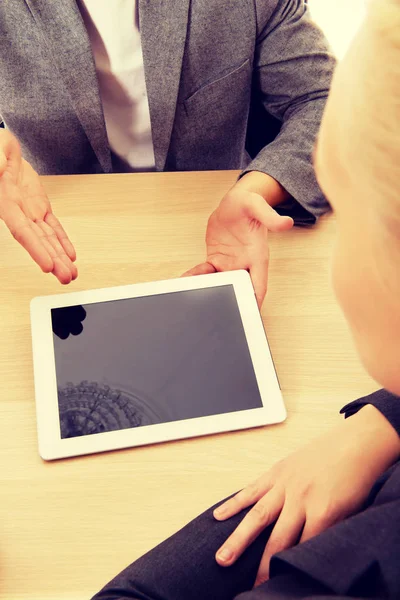 Zakelijke meeting-man toont iets op tablet — Stockfoto