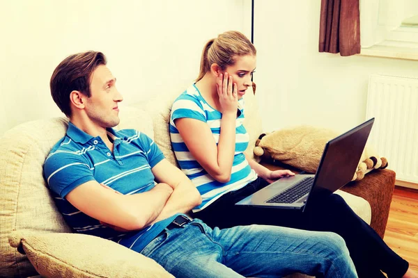 Conceito de workaholic, casal sentado no sofá juntos — Fotografia de Stock
