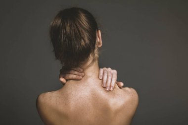 Kronik boyun ağrısı için acı kadın