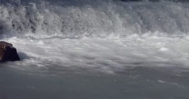 Pienista rwąca rzeka — Wideo stockowe