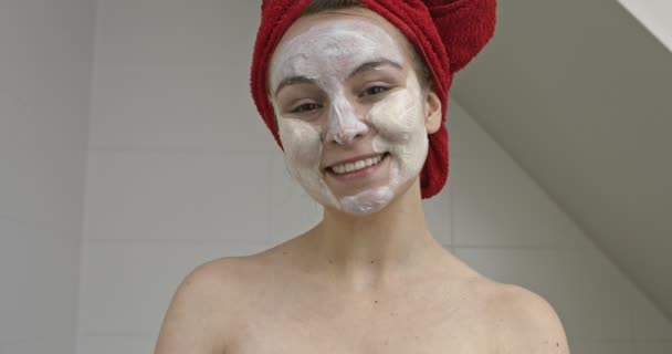 Klei masker op vrouw gezicht — Stockvideo