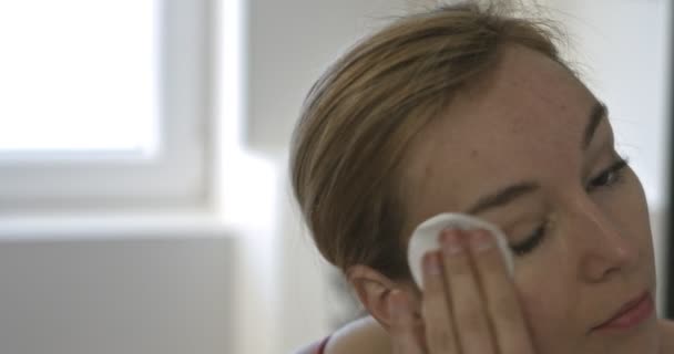 Czyszczenie twarzy z wacikiem — Wideo stockowe